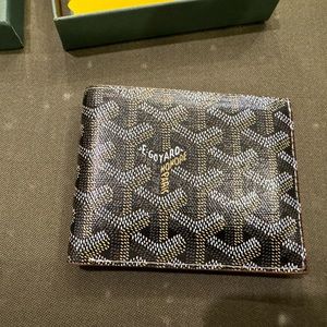 Goyard Men’s wallet. Looks brand new. No scratches or scrapes. All Original